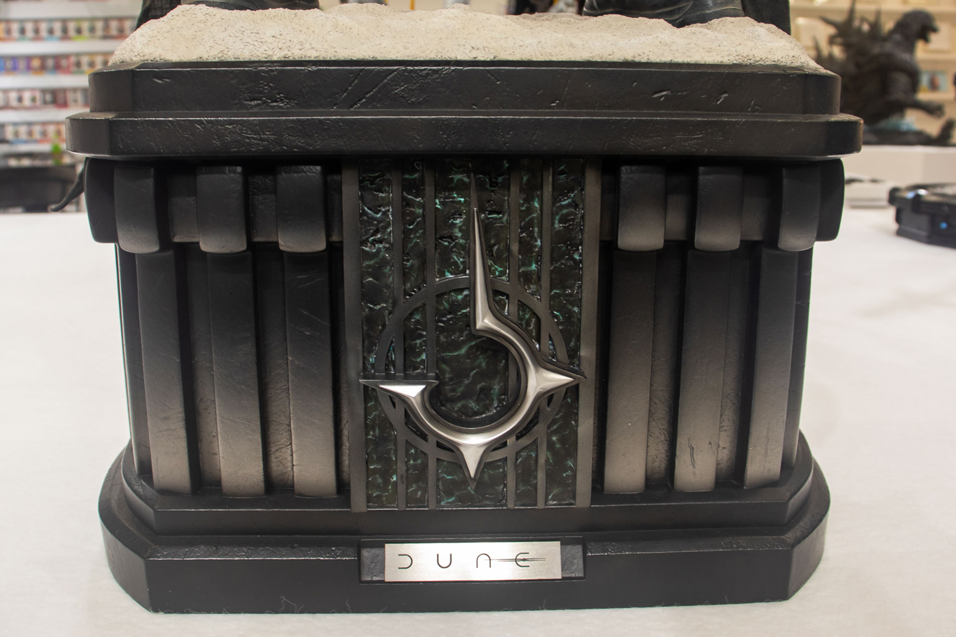 台座部分には、大きくハルコネン家のエンブレムが付けられている