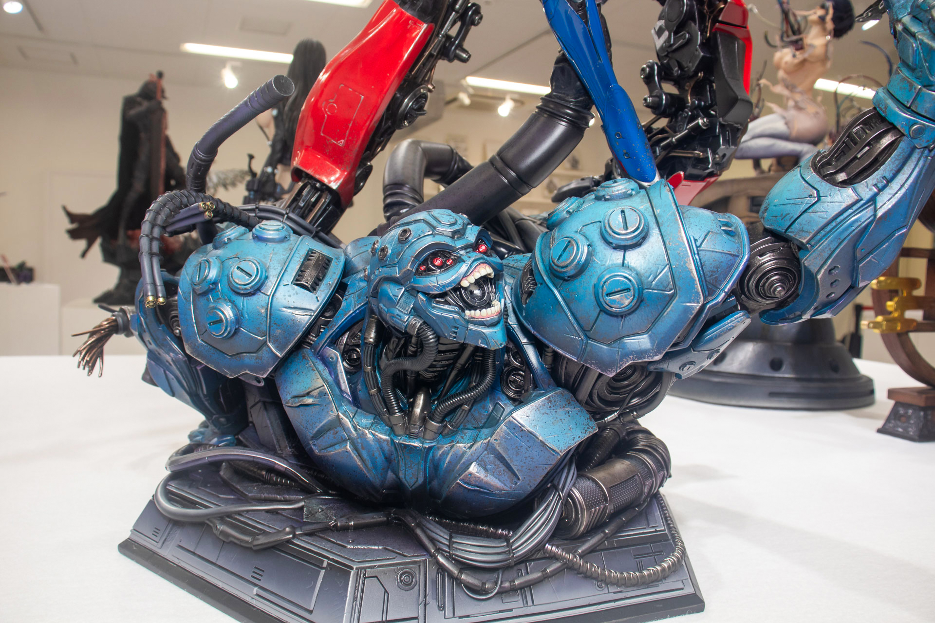 足元には踏みつけられたブーマーの姿が