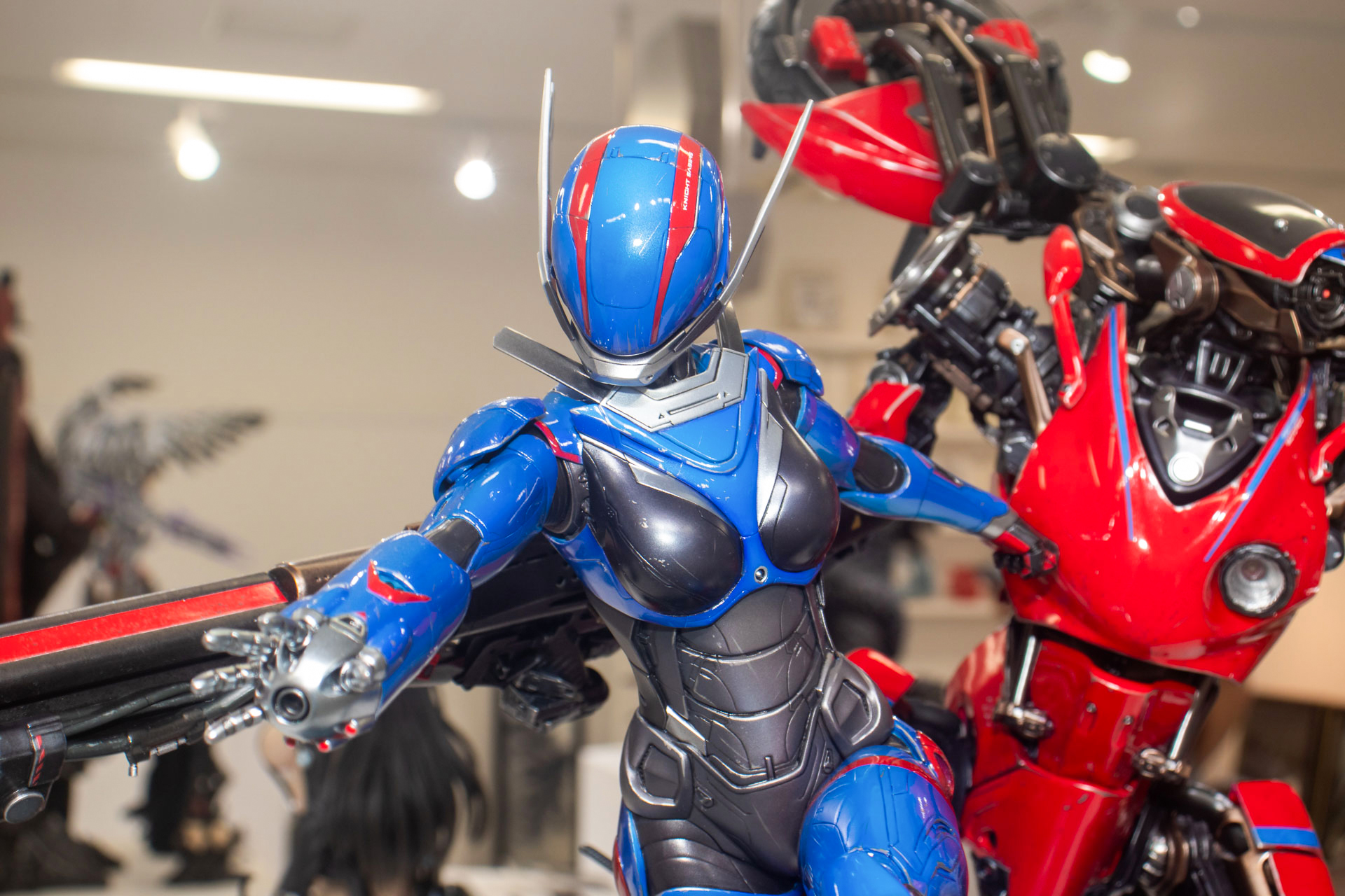 青を基調にしつつも赤いラインが入っているところがカッコイイ、ハードスーツ姿のプリシラ