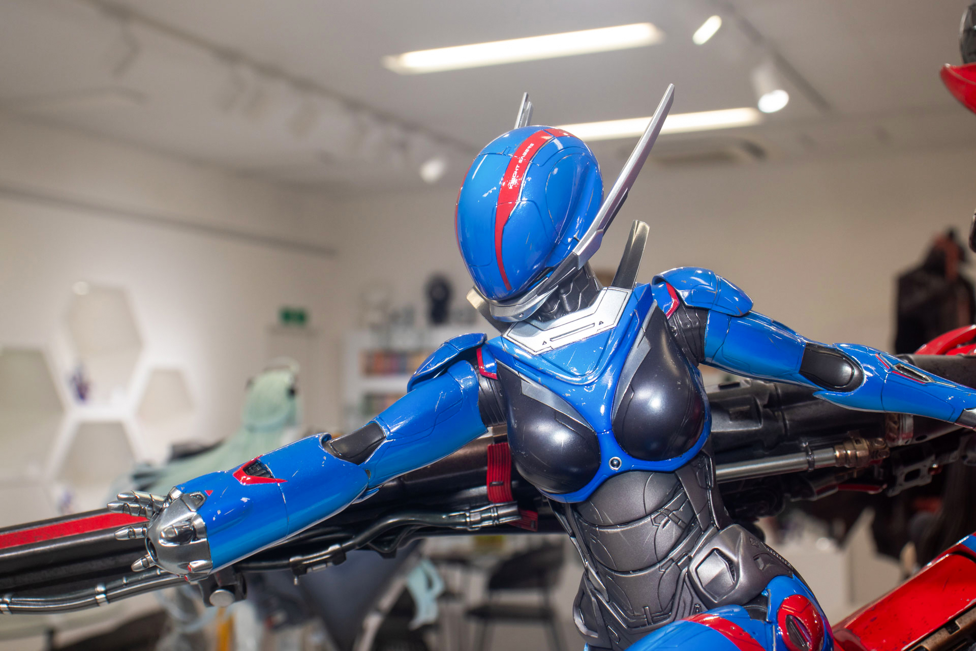 胸元やウエスト付近はそれぞれ異なるカラーリングが施されている