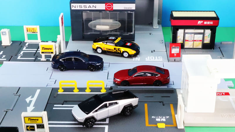 41 テスラ サイバートラック（手前：通常仕様）／No.36 ホンダ アコード（中右：通常仕様、中左：初回特別仕様）／日産 フェアレディZ NISMO（奥：トミカ55周年記念仕様）