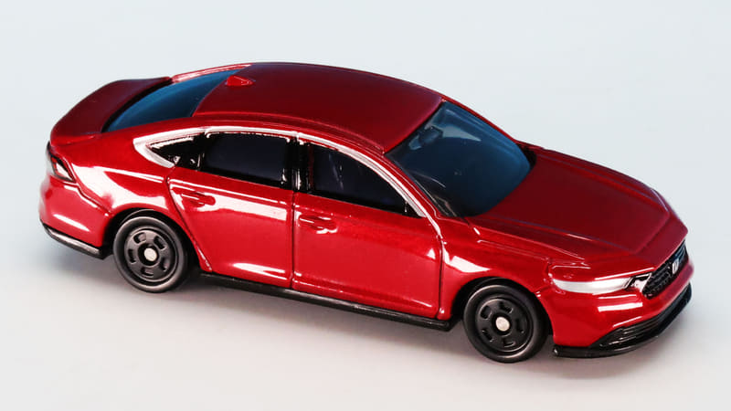 4ドアセダンでありながらルーフ以降はクーペのようななだらかな曲面を描く