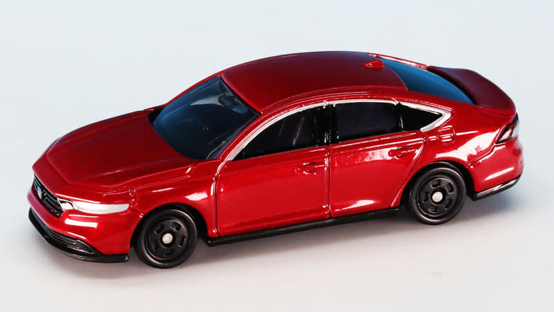 フロントグリルの左右に薄型のヘッドライトを塗装で表現しています