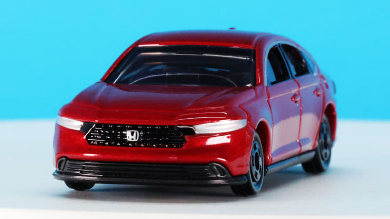 フロントグリルの左右に薄型のヘッドライトを塗装で表現しています