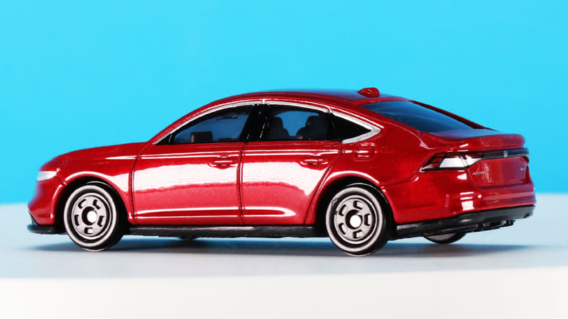 ブラックのトミカホイールは実車の“SPORTS LINE”仕様のそれをイメージしているようで渋い印象