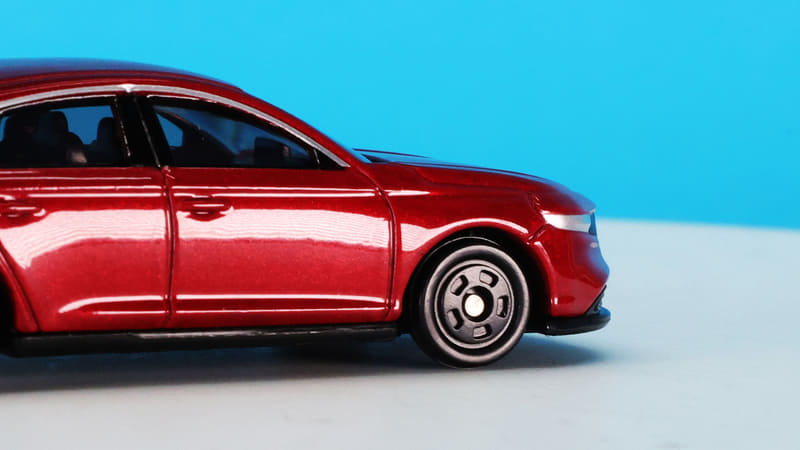 リアの左右をつなぐ横基調のリアコンビを細かな塗装で表現しています