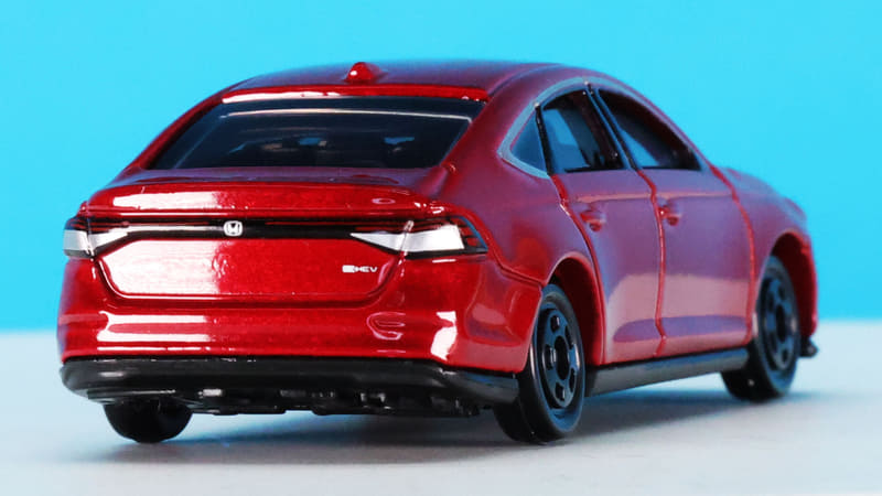 リアの左右をつなぐ横基調のリアコンビを細かな塗装で表現しています