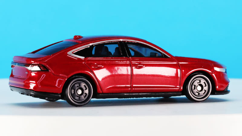 薄めでシャープなフロントマスクは幅広で安定感のある印象を作り出します