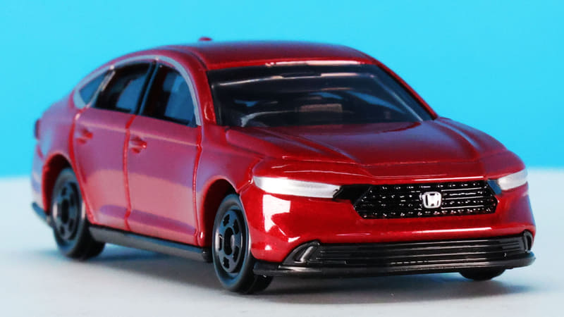 薄めでシャープなフロントマスクは幅広で安定感のある印象を作り出します