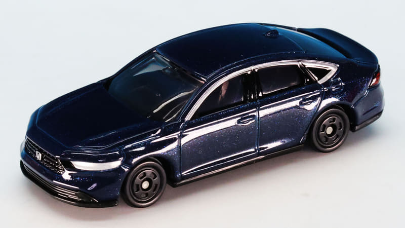 塗料内のメタリックのフレークが光に反射します