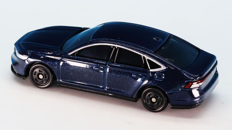 左右ドア上部を走るメッキパーツをシルバーの塗装で表現しています