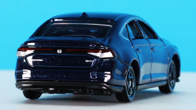 ボディーカラーとブラックのトミカホイールとの質感の違いが楽しい