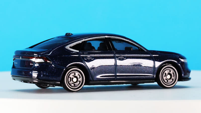 ボディーカラーとブラックのトミカホイールとの質感の違いが楽しい