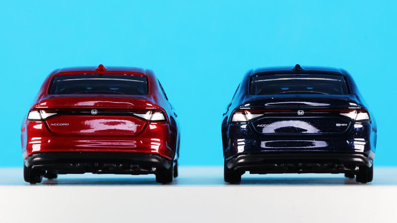 リアも“ACCORD”や“e:HEV”のロゴをプリントで表現しています