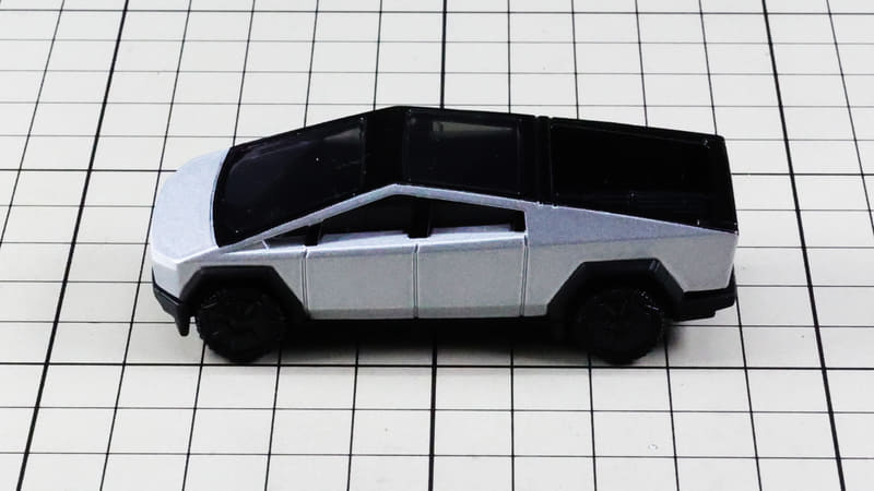 サイド：トラックとは思えない角ばったデザイン