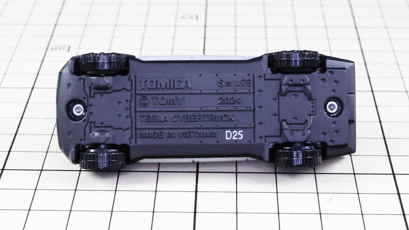 シャーシ：電気自動車であることを実感させるフラットで特殊なディテール