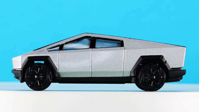 初登場時、こんなデザインの車があるのか！と驚かされました