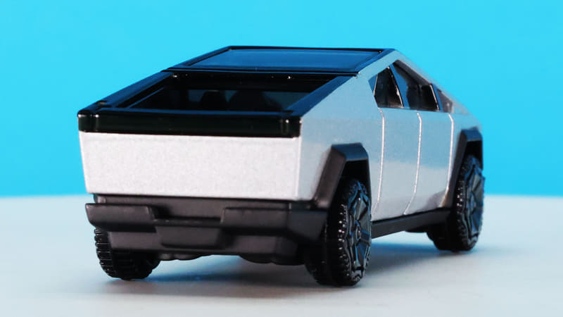 リア側から見ても特異なスタイリング