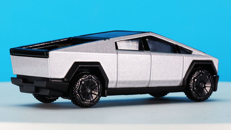 リア側から見ても特異なスタイリング