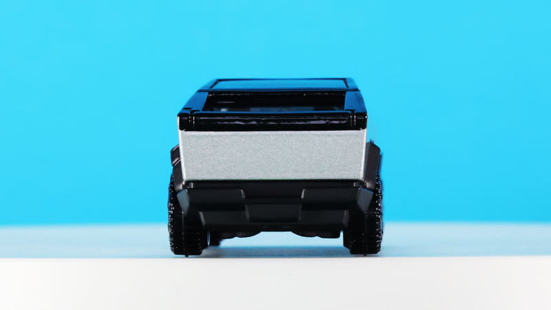 太いタイヤで805ps（トライモーターの場合）の出力を受け止めます