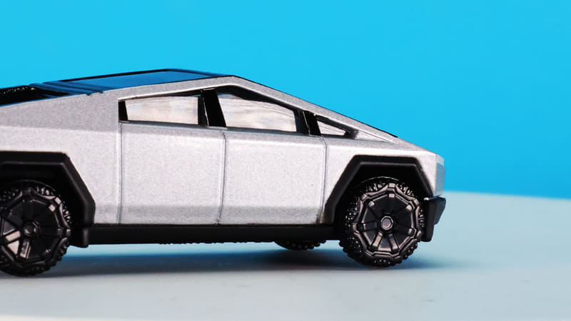 そのタイヤはボディとは全く違う雰囲気を持っています