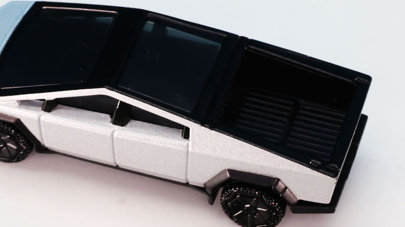 リアのカーゴスペースは思ったより広く、深くなかなかの積載量です