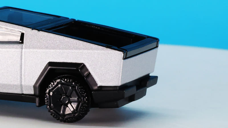 角ばったカーゴスペースと下部のバンパーとの対照的な質感が面白い