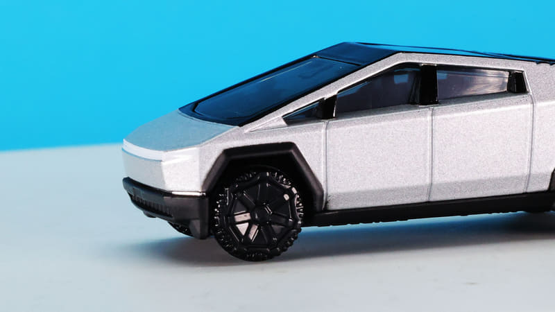 とても短いフロントセクションとかなり寝かされたウインドウ！