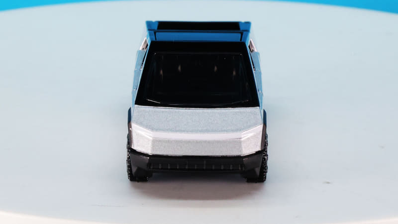 フロントウインドウはかなり広く視界もよさそうです。トミカでは前後左右・ルーフ全てがクリアー素材となっています