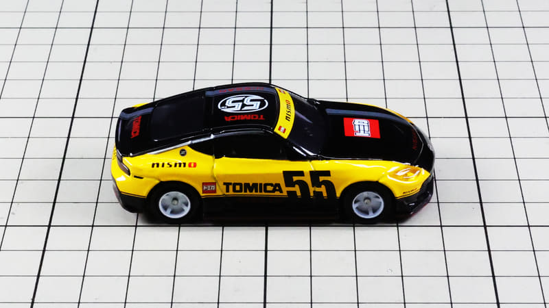 リア：フロントからルーフ、リアへかけてのブラックで引き締まる！