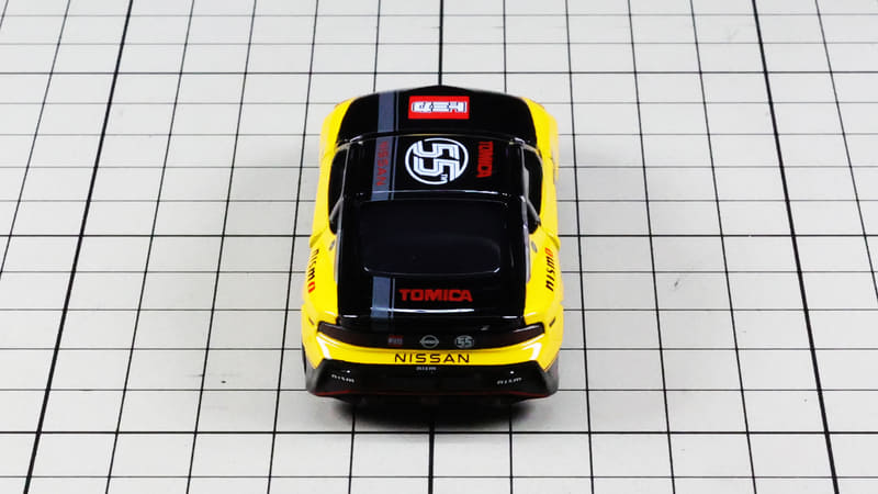 リア：フロントからルーフ、リアへかけてのブラックで引き締まる！