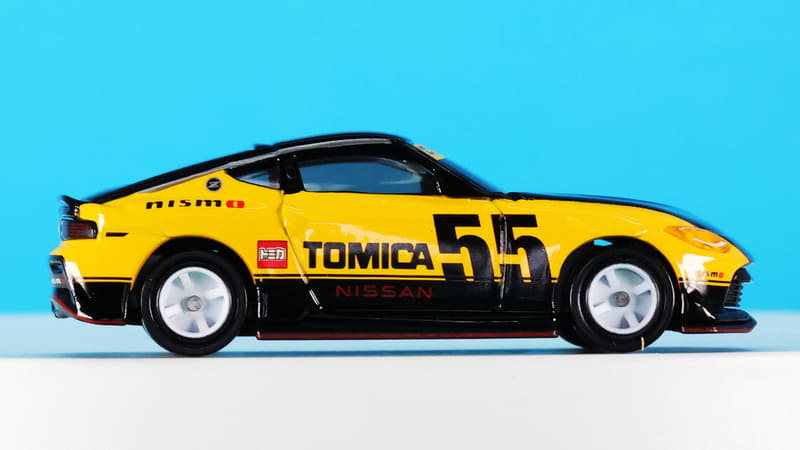 スタイリッシュな現行型フェアレディZを大胆にデザイン！