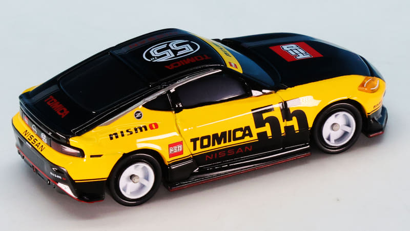 ボディ各部にトミカ55周年ほかのマーキングをプリントしています