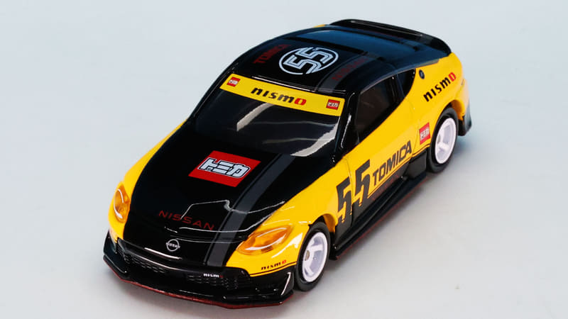 グレーのストライプはフロントからリアにかけて一直線に描かれます