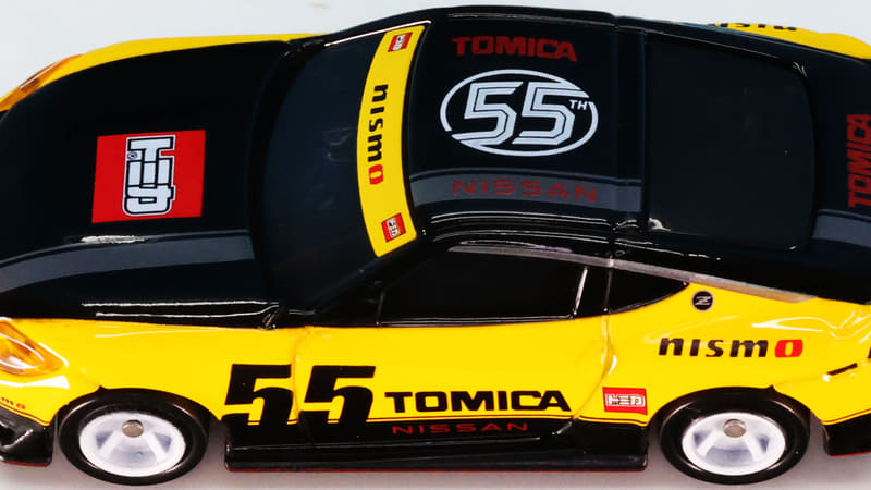 ルーフのグレーストライプ上には“NISSAN”の表記があります