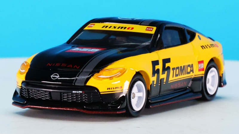 グレーストライプの先端には“nismo”のロゴをプリント！