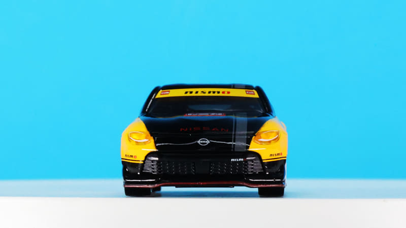 グリルが大きく開いたnismoバージョンのグリルやエアロ形状もディテールたっぷりで再現されます