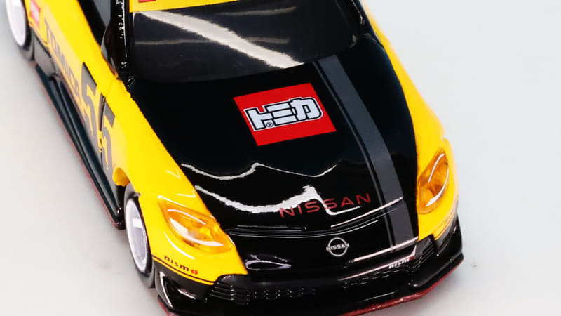 大きなトミカのロゴが光るボンネットのブラックはそれだけで特別感を演出します