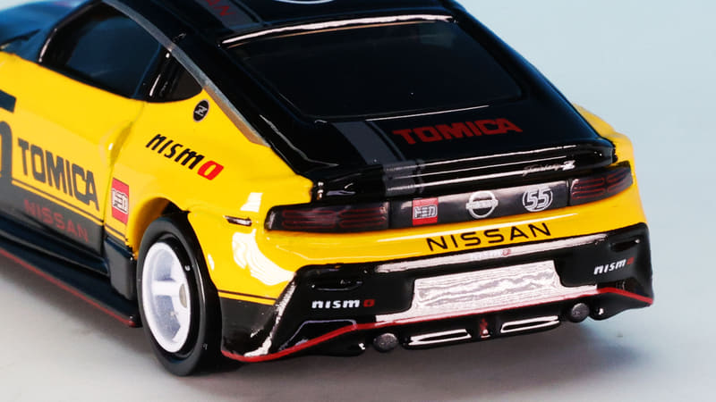 リアエンドには日産のエンブレムを中心にトミカと55のロゴマークがプリントされます