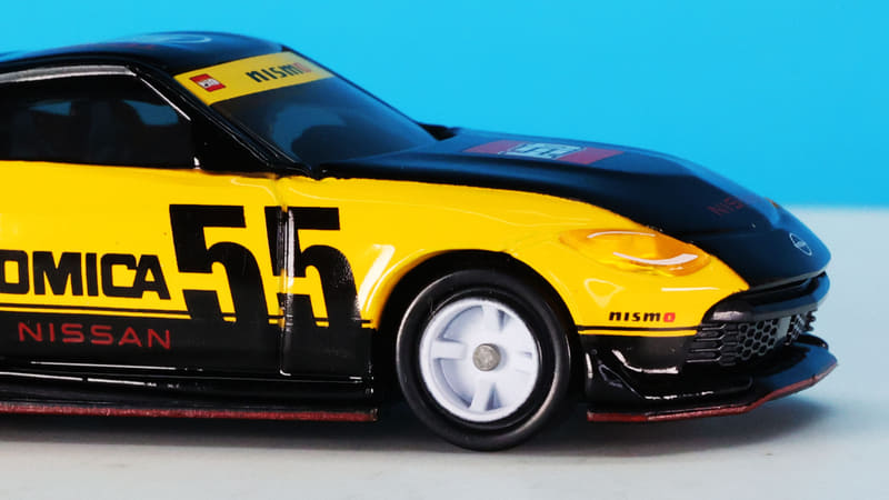 このトミカ専用のホイールを履いています