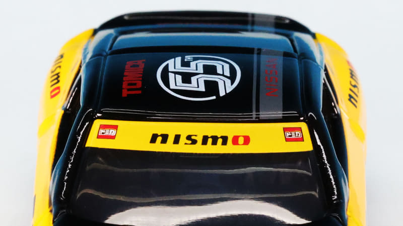 スーパーGT車両のようにフロントウインドウ上部に貼るステッカーを再現しています