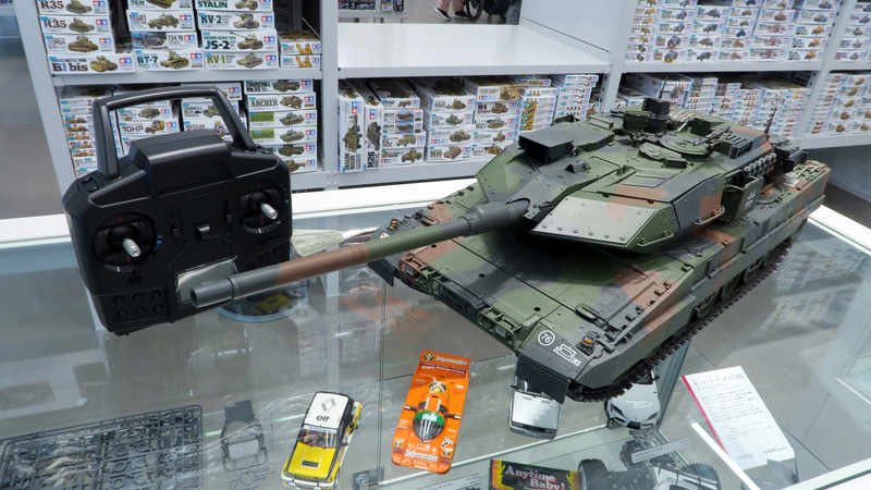 「1/16RC ドイツ連邦軍主力戦車 レオパルト2 A7V フルオペレーションセット（4chプロポ付）」は6月21日発売予定、価格は151,800円