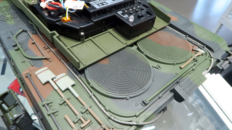 円形のエンジングリルのメッシュ部分にはエッチングパーツを使用。