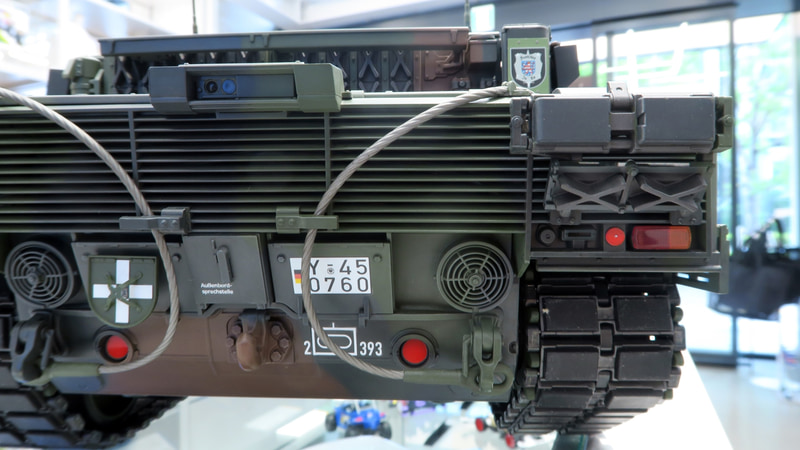 砲塔後部のグローサーやアンテナケース、車体後部のリヤパネル左右にある予備履帯ラックも見どころ。ワイヤーロープは塗装がしやすい樹脂製