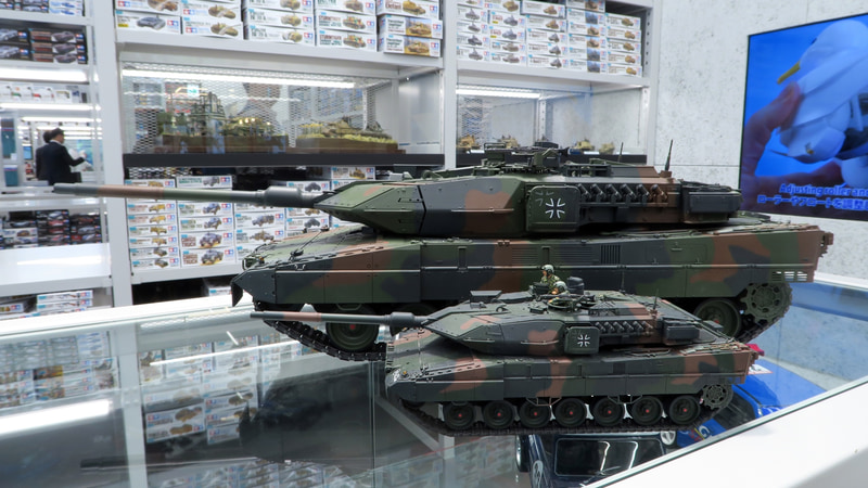 手前にあるのが1/35ミリタリーミニチュアシリーズの「1/35 ドイツ連邦軍主力戦車 レオパルト2 A7V」。1/16RCの凄まじい大きさか見て取れる