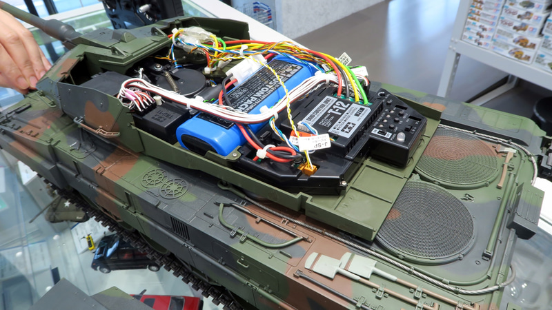 DMD T-12制御ユニットは砲塔後部に配置されている