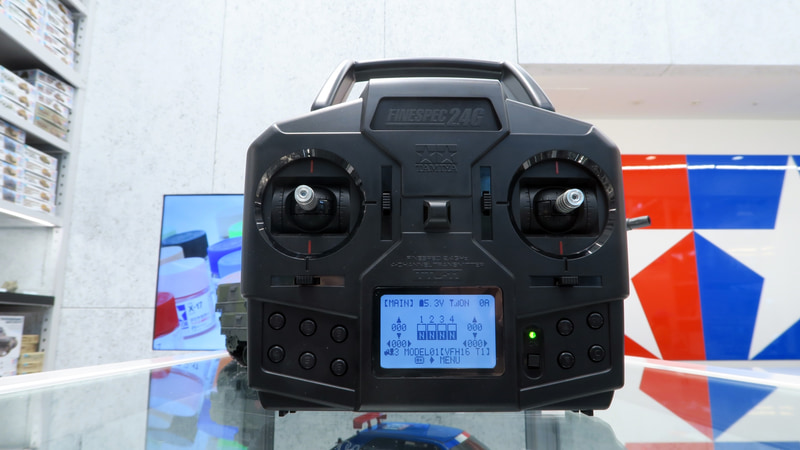 2本の操作スティックをはじめ、10個のファンクションボタンやバックライト付き液晶画面を備えた機能的な送信機（TTU-11）が付属