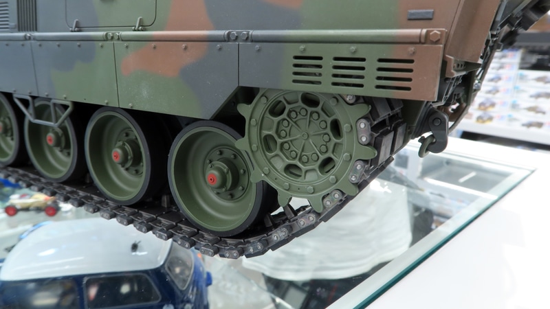 ダイキャスト金属製スプロケットとダブルピン仕様の樹脂製連結式履帯