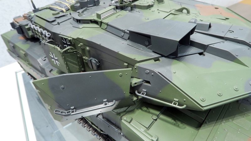 砲塔側面の装甲板を開いて固定ピンを外し、砲塔上部を取り外すことで、砲塔中央にセットされた走行用バッテリーを交換できる