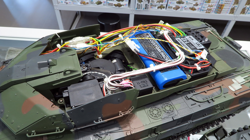 砲塔側面の装甲板を開いて固定ピンを外し、砲塔上部を取り外すことで、砲塔中央にセットされた走行用バッテリーを交換できる